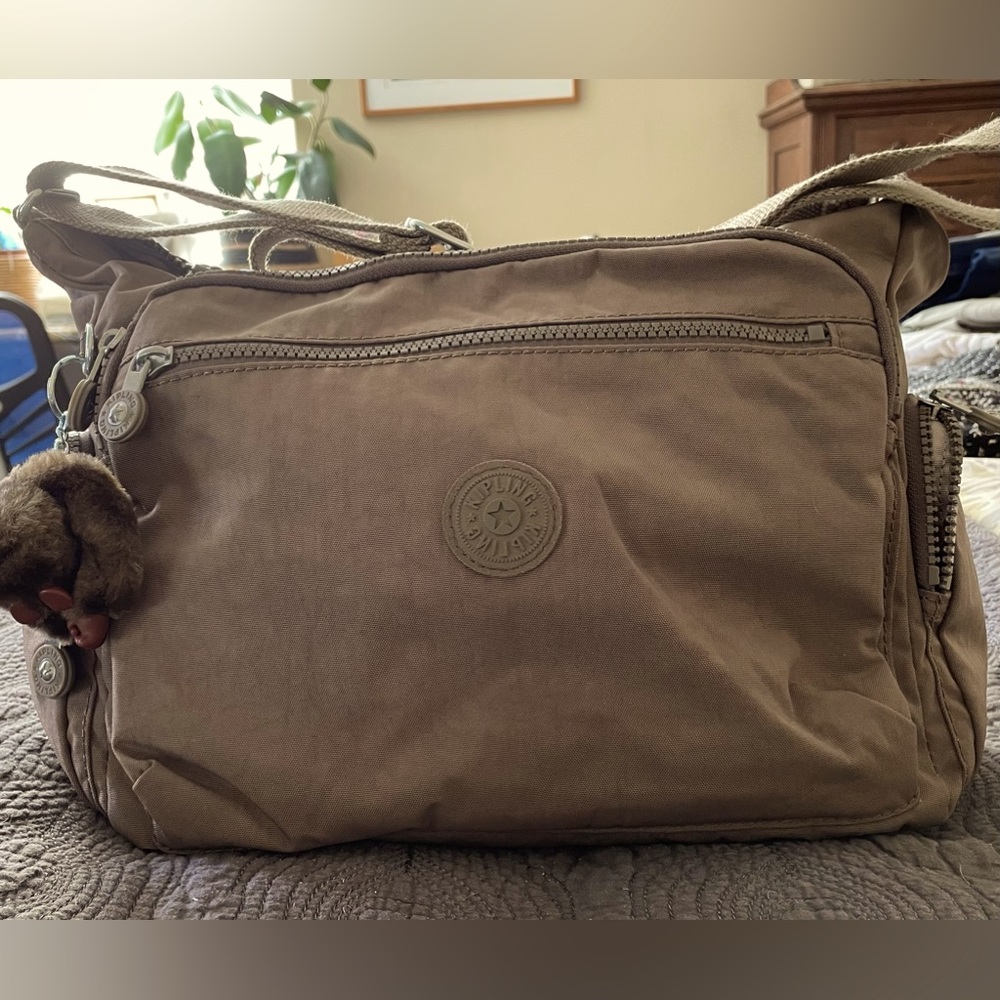 Kipling Gabbie bag. Army green color. Good condition.